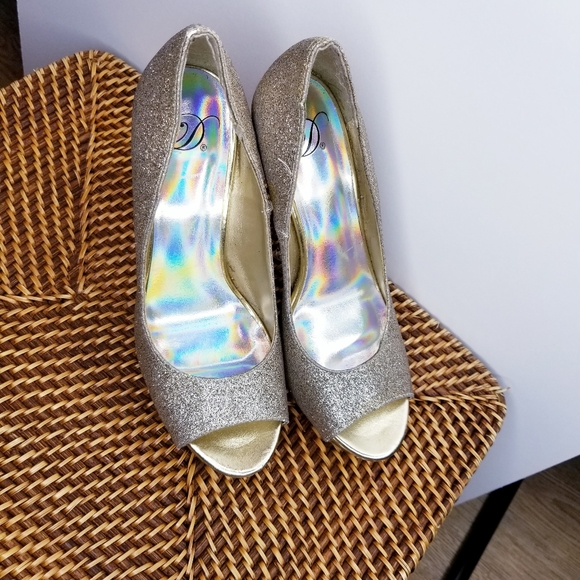 Women's Size 7.5 Gold Glitter Peep Toe Stilettos - Picture 2 of 7